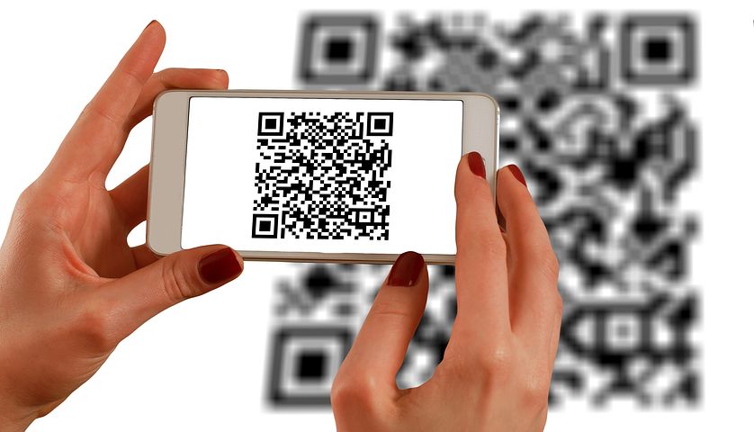 Persona che utilizza il qr-code per il menù digitale